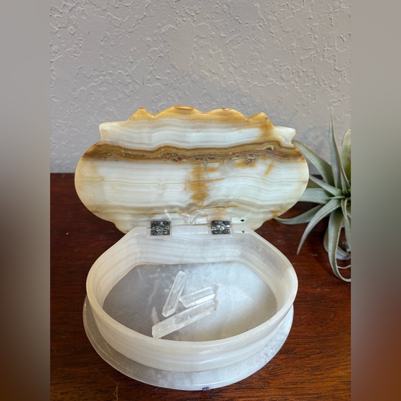 Vintage Onyx Seashell Keepsake Box - Picture 8 of 9